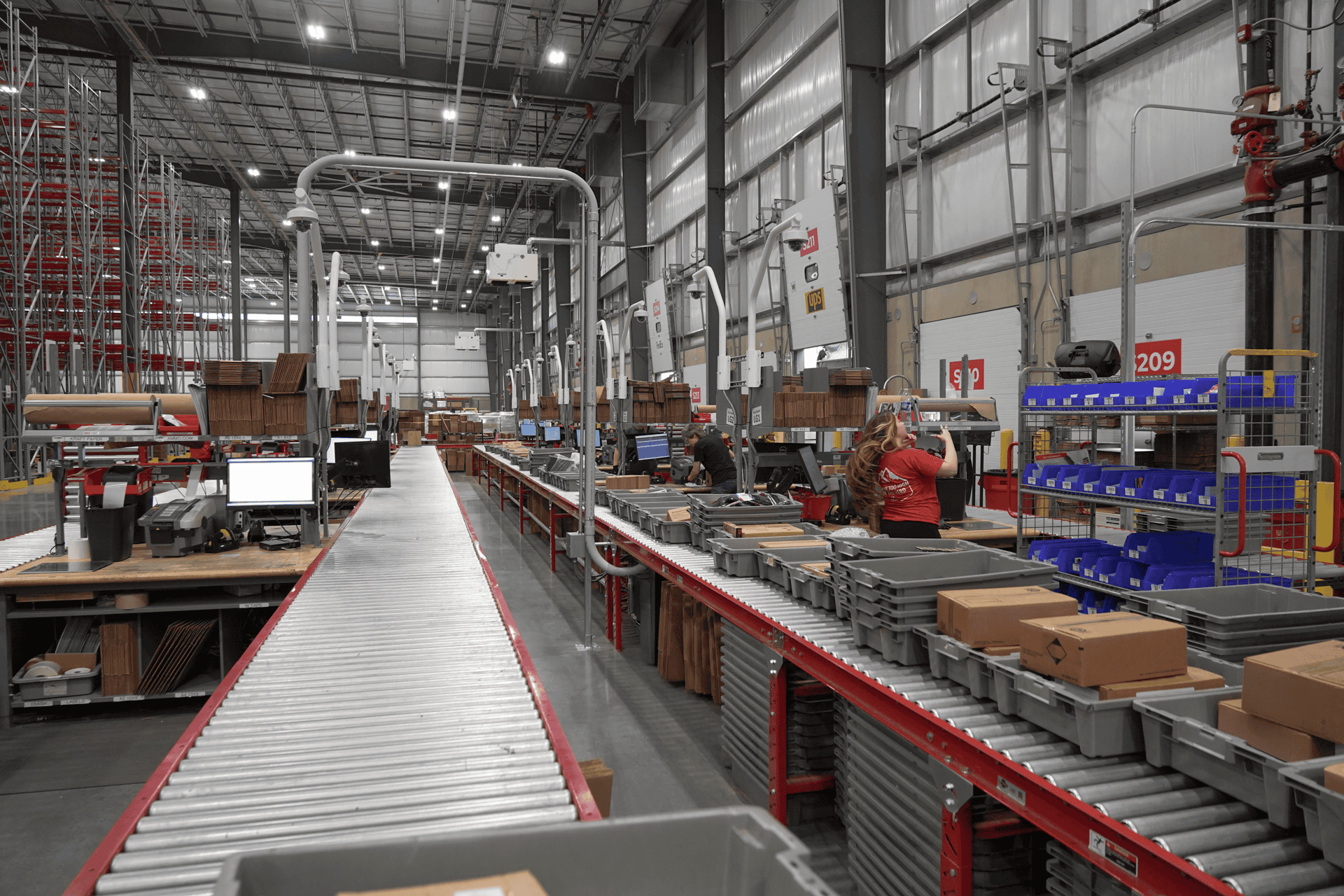 Third-party logistics provider warehouse with conveyor system for order fulfillment
